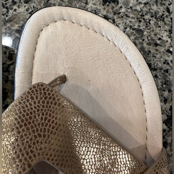 Donald J. Pliner Thong Sandals in Gold, Size 9M - Picture 7 of 14